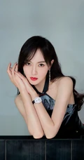 唐嫣代言某手表品牌气质写真，身着复古中国风肩带礼服，香肩锁骨动人