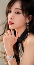 唐嫣代言某手表品牌气质写真，身着复古中国风肩带礼服，香肩锁骨动人