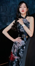 唐嫣代言某手表品牌气质写真，身着复古中国风肩带礼服，香肩锁骨动人