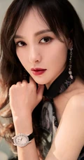 唐嫣代言某手表品牌气质写真，身着复古中国风肩带礼服，香肩锁骨动人