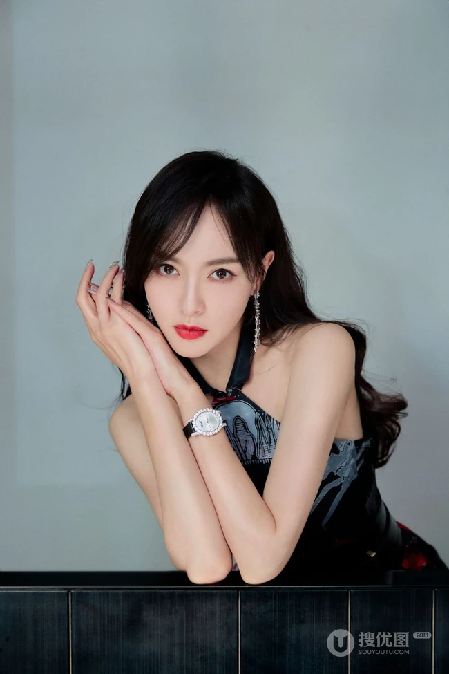 唐嫣代言某手表品牌气质写真，身着复古中国风肩带礼服，香肩锁骨动人