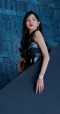 唐嫣代言某手表品牌气质写真，身着复古中国风肩带礼服，香肩锁骨动人