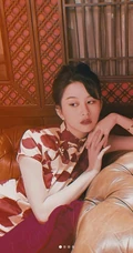 邱淑贞女儿沈月晒旗袍装穿搭复古写真，气质端庄典雅，身材动人