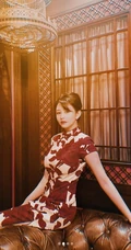 邱淑贞女儿沈月晒旗袍装穿搭复古写真，气质端庄典雅，身材动人