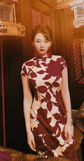 邱淑贞女儿沈月晒旗袍装穿搭复古写真，气质端庄典雅，身材动人