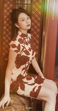 邱淑贞女儿沈月晒旗袍装穿搭复古写真，气质端庄典雅，身材动人