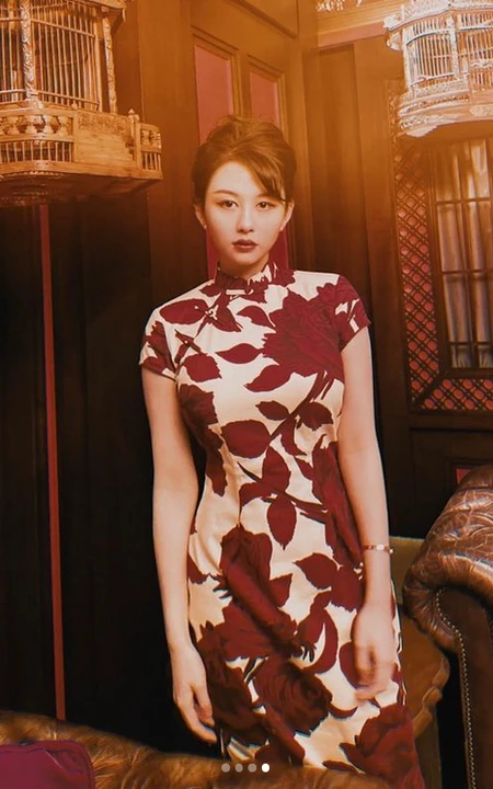 邱淑贞女儿沈月晒旗袍装穿搭复古写真，气质端庄典雅，身材动人
