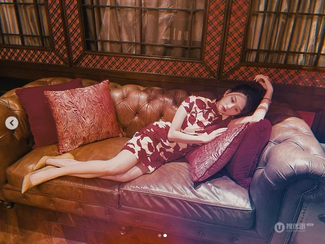 邱淑贞女儿沈月晒旗袍装穿搭复古写真，气质端庄典雅，身材动人