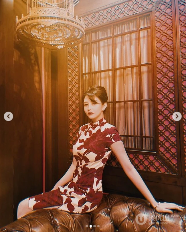 邱淑贞女儿沈月晒旗袍装穿搭复古写真，气质端庄典雅，身材动人