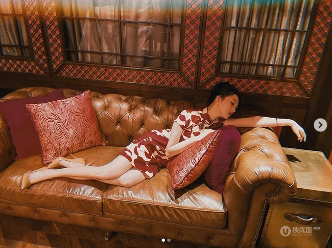 邱淑贞女儿沈月晒旗袍装穿搭复古写真，气质端庄典雅，身材动人