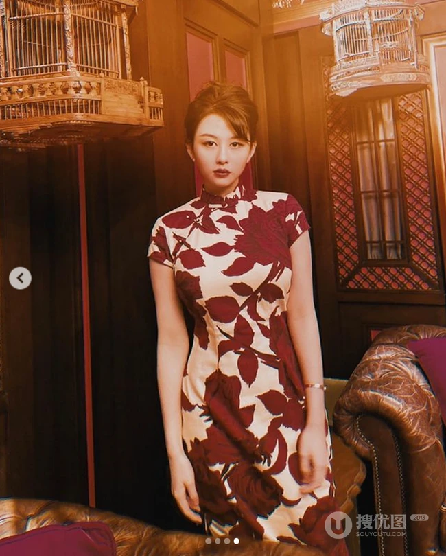 邱淑贞女儿沈月晒旗袍装穿搭复古写真，气质端庄典雅，身材动人