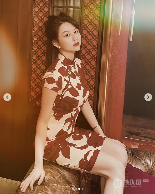 邱淑贞女儿沈月晒旗袍装穿搭复古写真，气质端庄典雅，身材动人