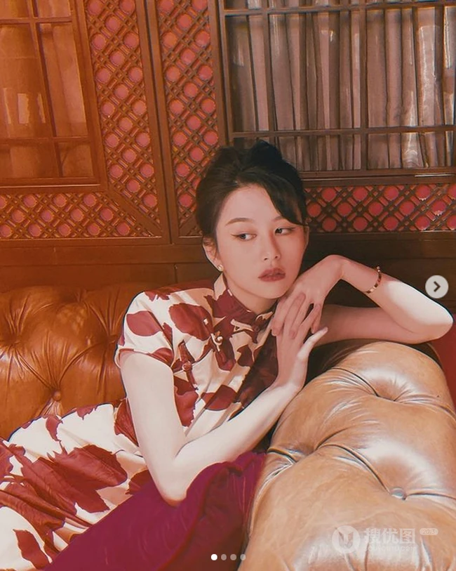 邱淑贞女儿沈月晒旗袍装穿搭复古写真，气质端庄典雅，身材动人