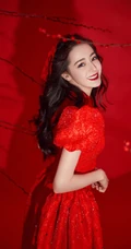 迪丽热巴中国红舞台服穿搭可爱喜庆美照