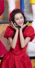 迪丽热巴中国红舞台服穿搭可爱喜庆美照