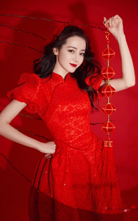 迪丽热巴中国红舞台服穿搭可爱喜庆美照