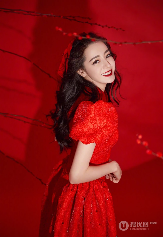 迪丽热巴中国红舞台服穿搭可爱喜庆美照
