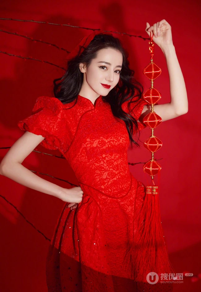 迪丽热巴中国红舞台服穿搭可爱喜庆美照