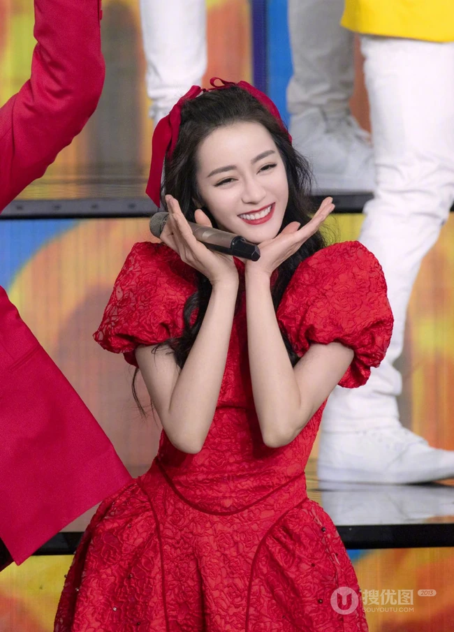 迪丽热巴中国红舞台服穿搭可爱喜庆美照