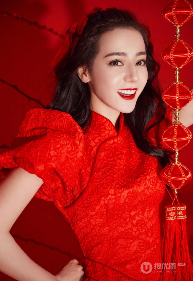 迪丽热巴中国红舞台服穿搭可爱喜庆美照