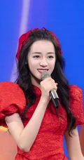 迪丽热巴中国红舞台服穿搭可爱喜庆美照
