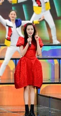 迪丽热巴中国红舞台服穿搭可爱喜庆美照