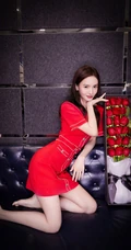 金晨清新红裙着身气质优雅沙发写真美照