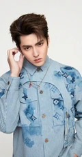吴亦凡竖纹牛仔套装穿搭帅气冷峻写真照片