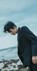 宋威龙帅气黑白搭休闲西服着身海边写真照片