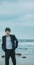 宋威龙帅气黑白搭休闲西服着身海边写真照片