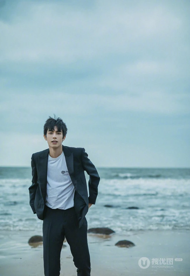 宋威龙帅气黑白搭休闲西服着身海边写真照片