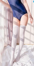 网红女生木绵绵OwO气质紧身蓝色死库水高筒白袜穿搭动人室内写真美照