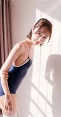 网红女生木绵绵OwO气质紧身蓝色死库水高筒白袜穿搭动人室内写真美照