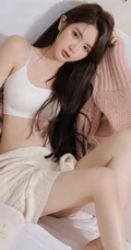 超级好看的小姐姐，白色紧身肩带家居服和短裤穿搭室内动人写真美照