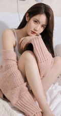 超级好看的小姐姐，白色紧身肩带家居服和短裤穿搭室内动人写真美照