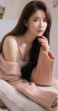 超级好看的小姐姐，白色紧身肩带家居服和短裤穿搭室内动人写真美照