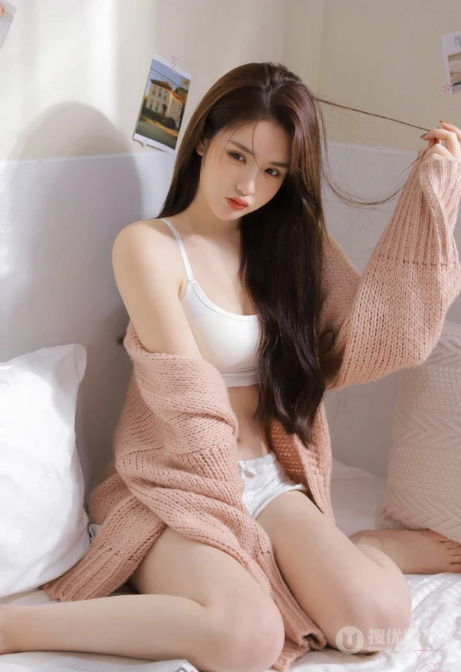 超级好看的小姐姐，白色紧身肩带家居服和短裤穿搭室内动人写真美照