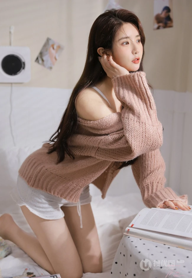 超级好看的小姐姐，白色紧身肩带家居服和短裤穿搭室内动人写真美照