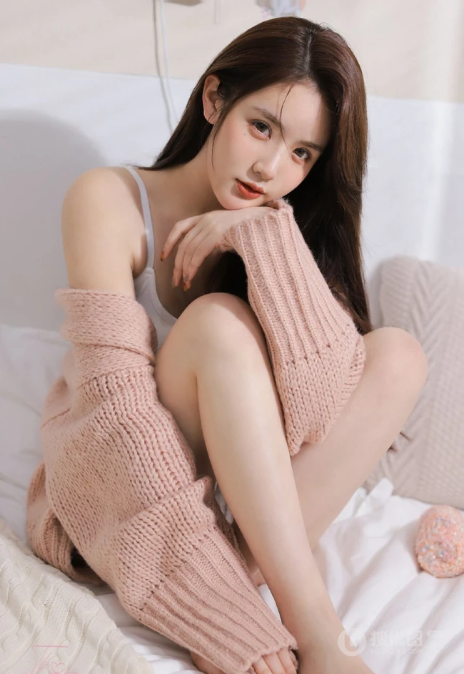 超级好看的小姐姐，白色紧身肩带家居服和短裤穿搭室内动人写真美照