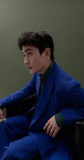 湖北籍帅哥朱一龙蓝色西服套装穿搭，尽显绅士气质帅气写真照片