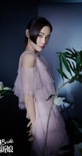 袁姗姗时尚新娘杂志写真，秀香肩，显优雅，气质出众