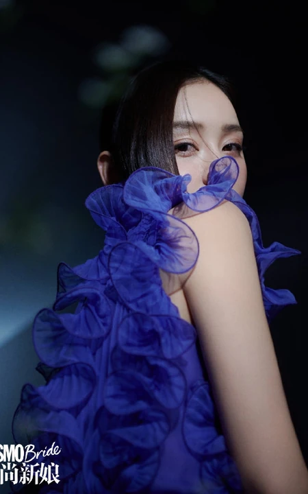 袁姗姗时尚新娘杂志写真，秀香肩，显优雅，气质出众