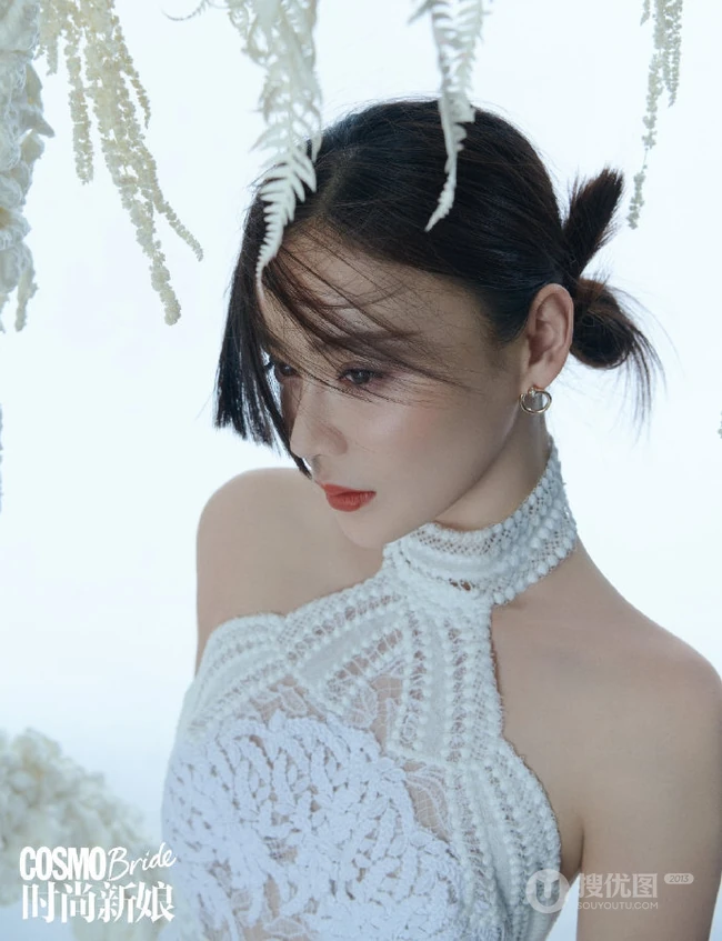 袁姗姗时尚新娘杂志写真，秀香肩，显优雅，气质出众