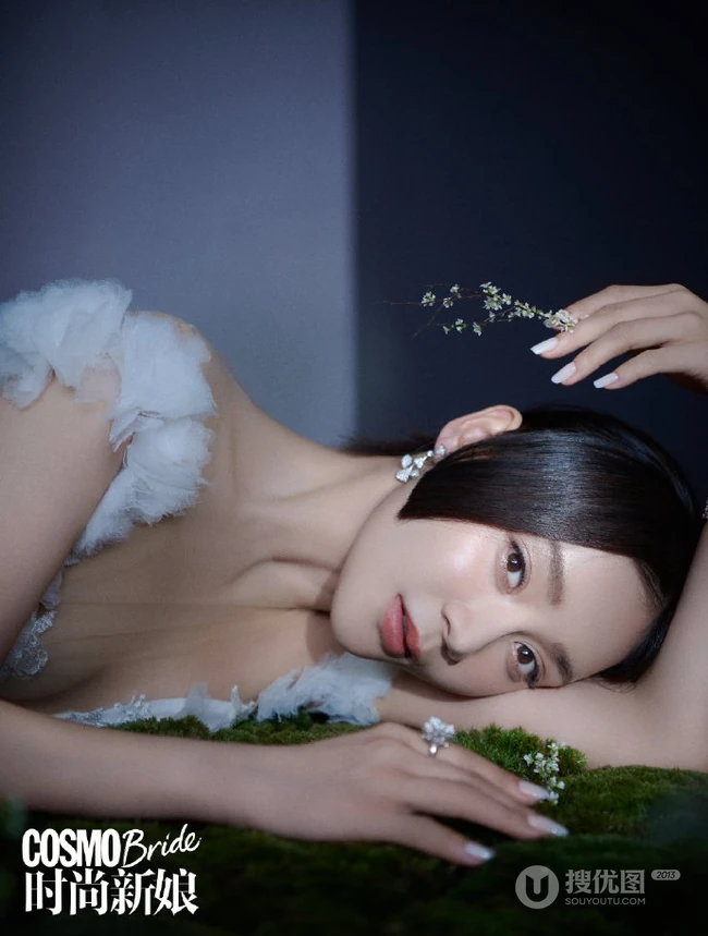 袁姗姗时尚新娘杂志写真，秀香肩，显优雅，气质出众