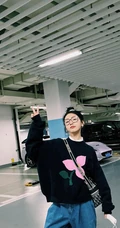 章若楠青春，潮流靓丽春装穿搭写真大片，尽显时尚女孩美感
