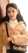 章若楠青春，潮流靓丽春装穿搭写真大片，尽显时尚女孩美感