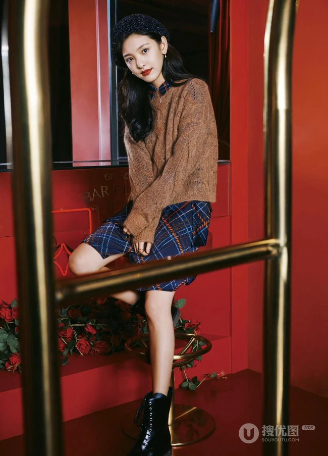 章若楠青春，潮流靓丽春装穿搭写真大片，尽显时尚女孩美感