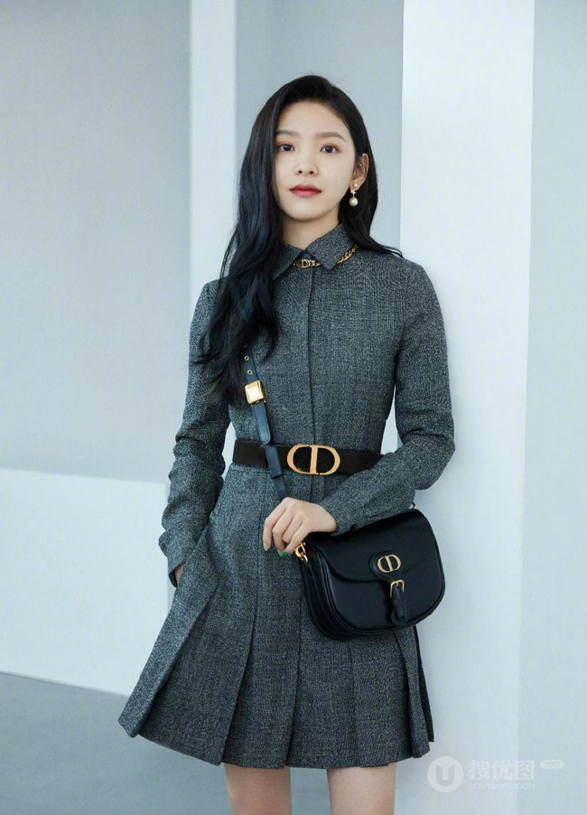 章若楠青春，潮流靓丽春装穿搭写真大片，尽显时尚女孩美感