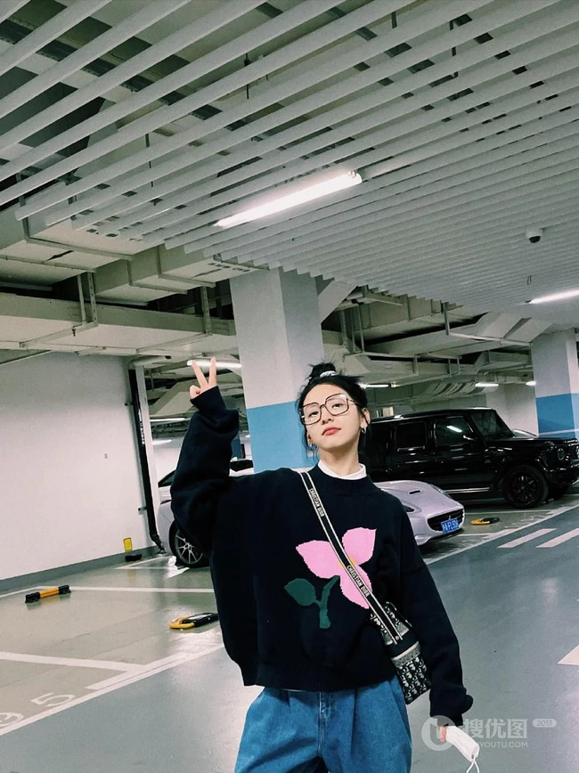 章若楠青春，潮流靓丽春装穿搭写真大片，尽显时尚女孩美感