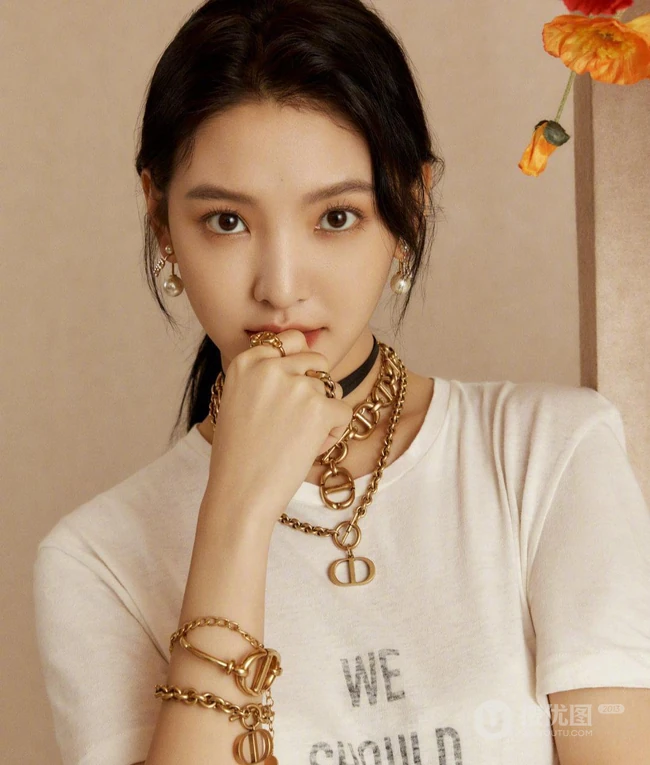 章若楠青春，潮流靓丽春装穿搭写真大片，尽显时尚女孩美感